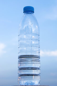 一个饮用水塑料瓶子