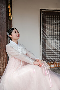 朝鲜族服饰女子