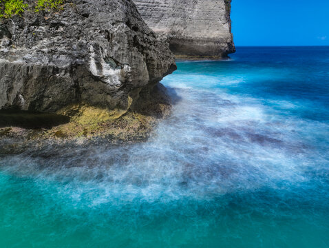 海岸岩石的高角度视图