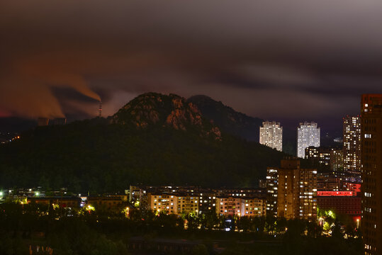 夜晚帽盔山