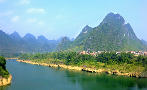 自然山峰河流景观