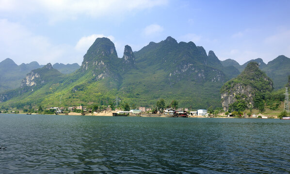 自然山峰河流景观