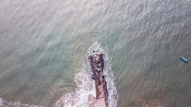 航拍俯视厦门海域堤坝风光