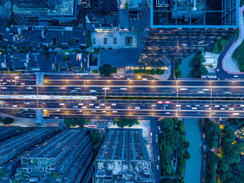 都市道路高楼夜景俯瞰图