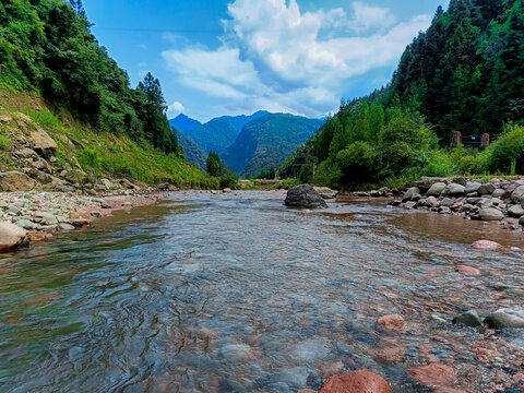 大山中的平坦河流