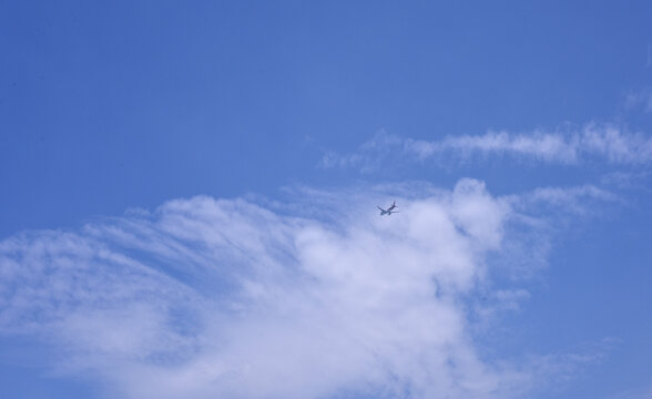 蓝天白云中的一架飞机
