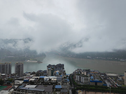 雨后出现大雾天气