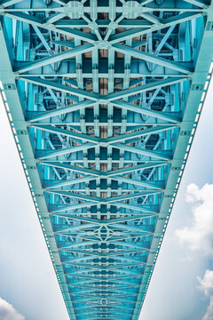 重庆小南海蓝色铁路桥风光