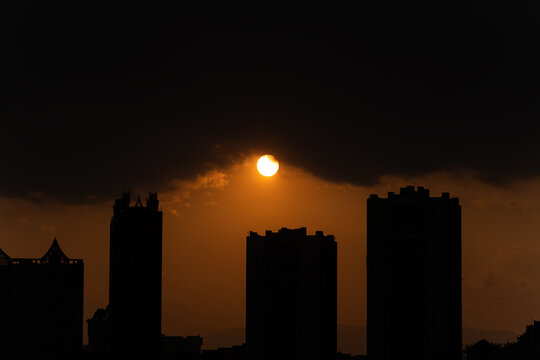 夕阳下的城市轮廓