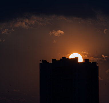 夕阳下的城市轮廓