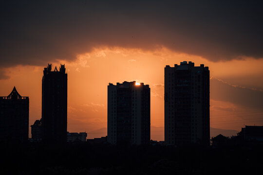 夕阳下的城市轮廓