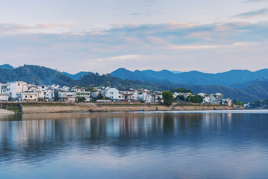 安徽漳潭村和山脉和河流的美景