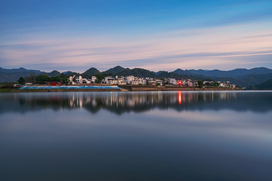 安徽漳潭村和山脉和河流的美景