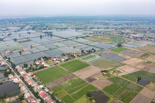 航拍湖南岳阳湘阴田野和湘江