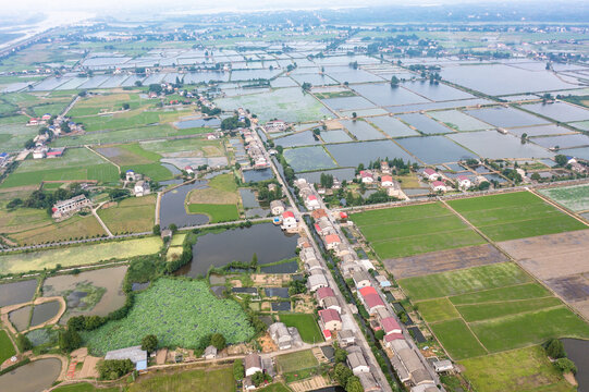 航拍湖南岳阳湘阴田野和湘江