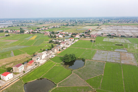 航拍湖南岳阳湘阴田野和湘江