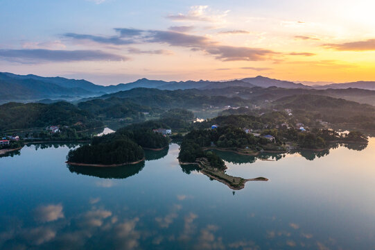 湖南岳阳铁山水库落日风光