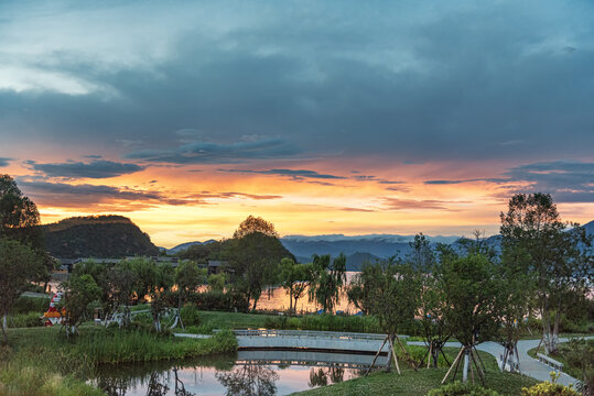 云南泸沽湖夕阳红霞自然风光