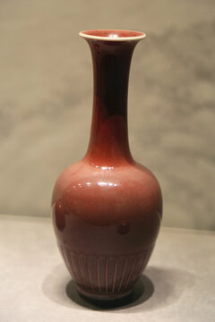 豇豆红釉菊瓣纹瓶