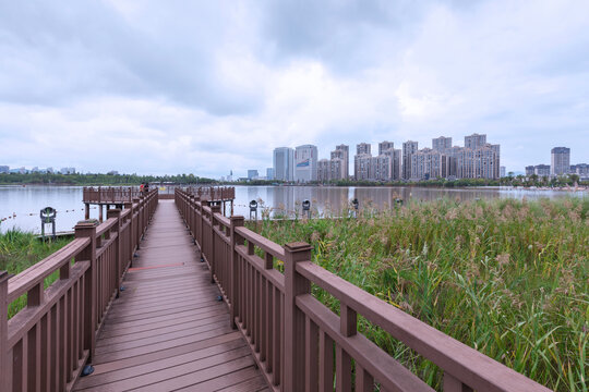 楚雄小桥蓝天白云城市风景