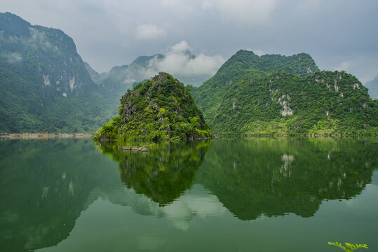 水库湖泊倒影