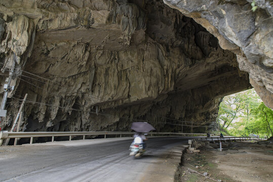 天生桥溶岩地貌岩洞穿山公路