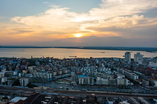 航拍湖南岳阳市城市景观