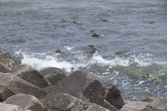 天津海边防波块海浪