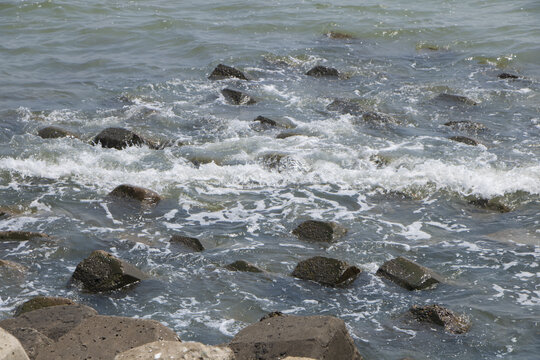 天津海边防波块海浪