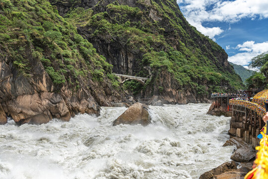 云南丽江虎跳峡自然风光