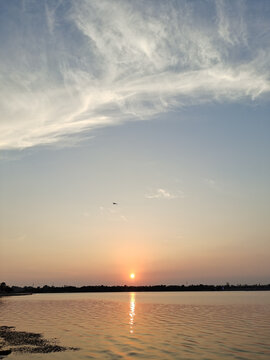 湖面夕阳