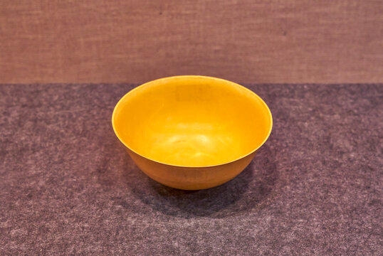 清代黄釉碗