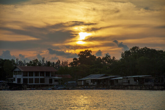东南亚渔村的黄昏