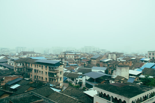 浓雾中的老城区