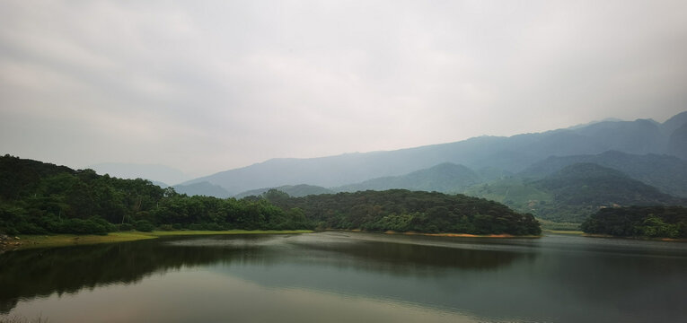 高山湖泊阴天