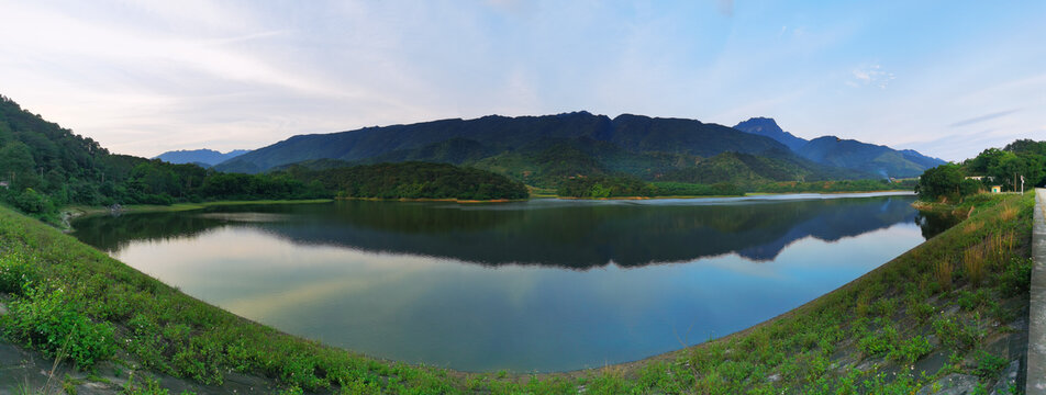 山脉水库全景