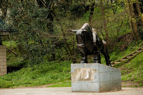 公园里的十二生肖牛雕塑