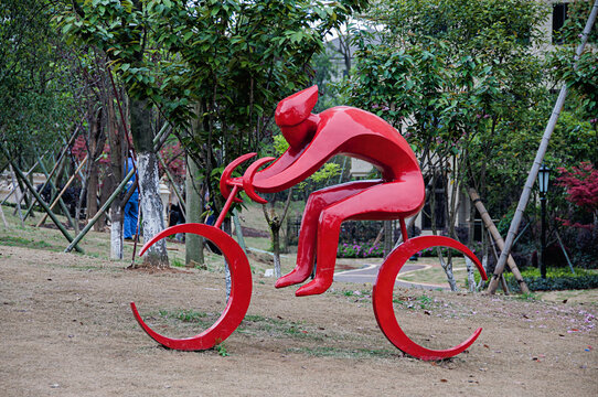 公园里的红色骑自行车雕塑景观