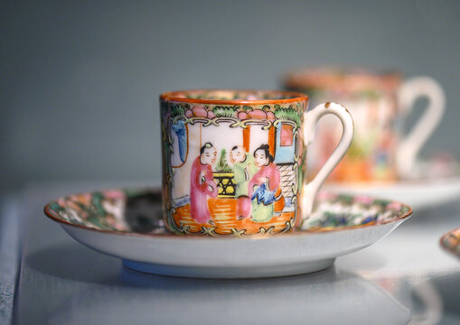 晚清广彩人物纹陶瓷茶杯