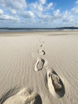 沙滩漫步脚印