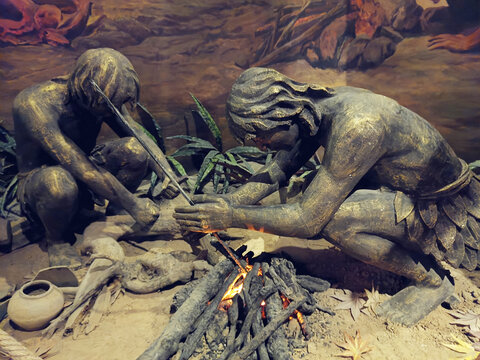 原始人钻木取火雕塑