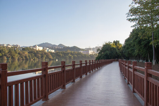 梅江河边的胡桃色木板廊桥
