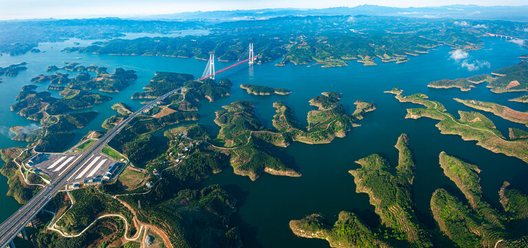 千岛画廊跨江桥