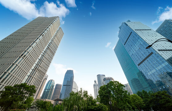 仰拍杭州金融中心的摩天大楼