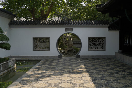 中式庭院月亮门