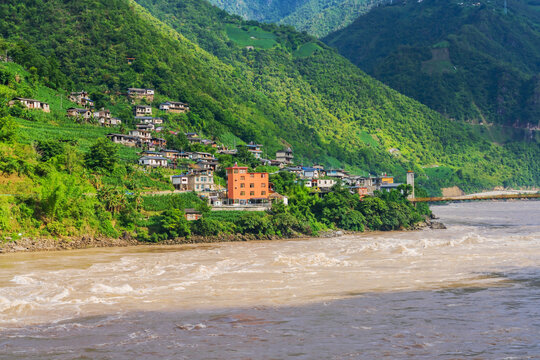 西藏察瓦隆乡高山和怒江美景