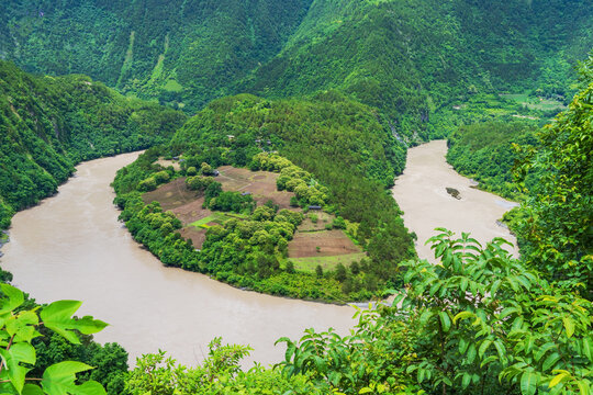 西藏察瓦隆乡高山和怒江美景