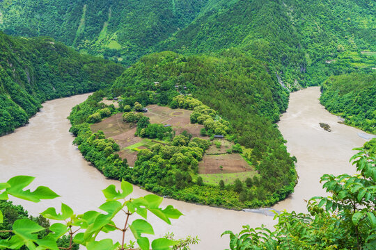 西藏察瓦隆乡高山和怒江美景