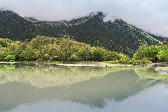 西藏甲应村梅里雪山和湖泊