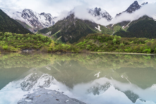 西藏梅里雪山和高原湖泊